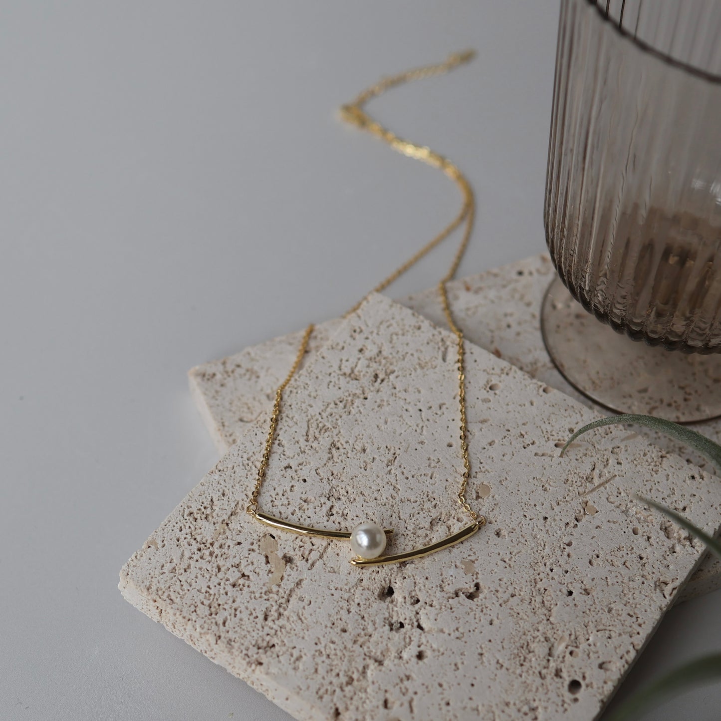 Pearl bar necklace