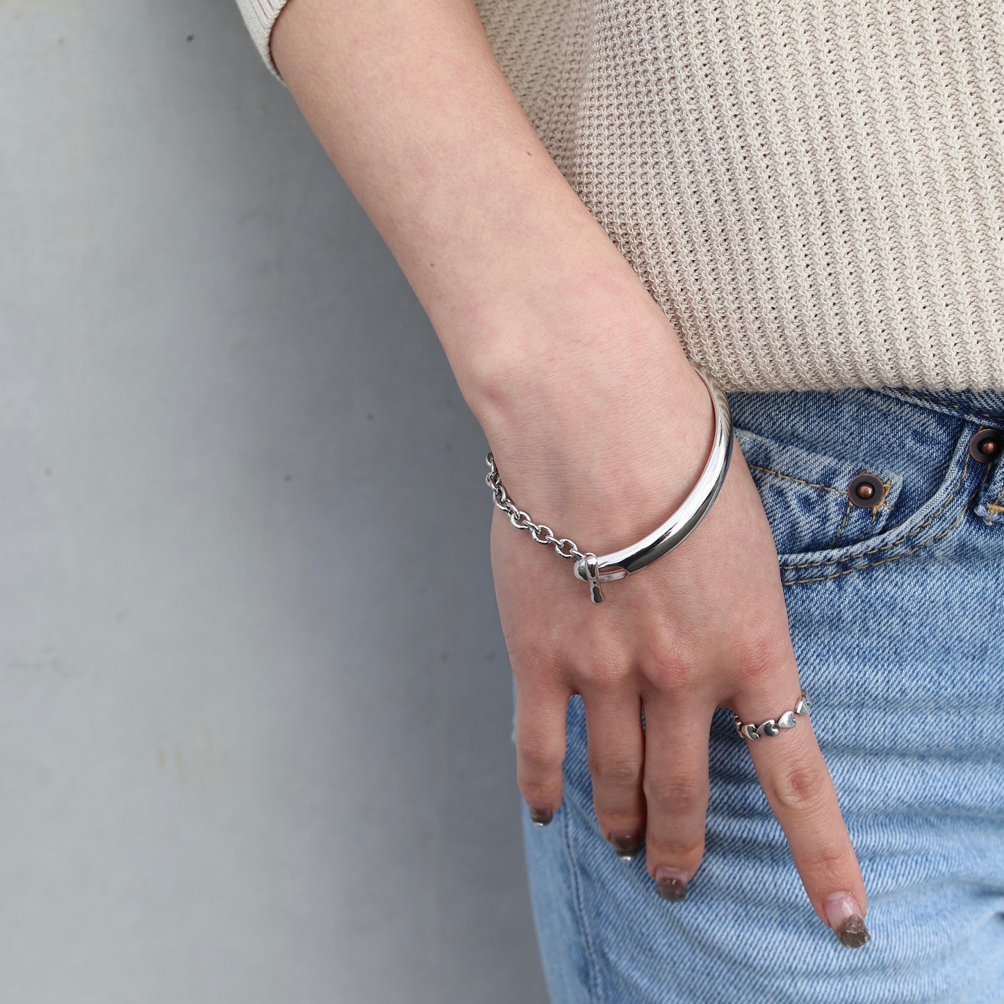 Mantel half bangle