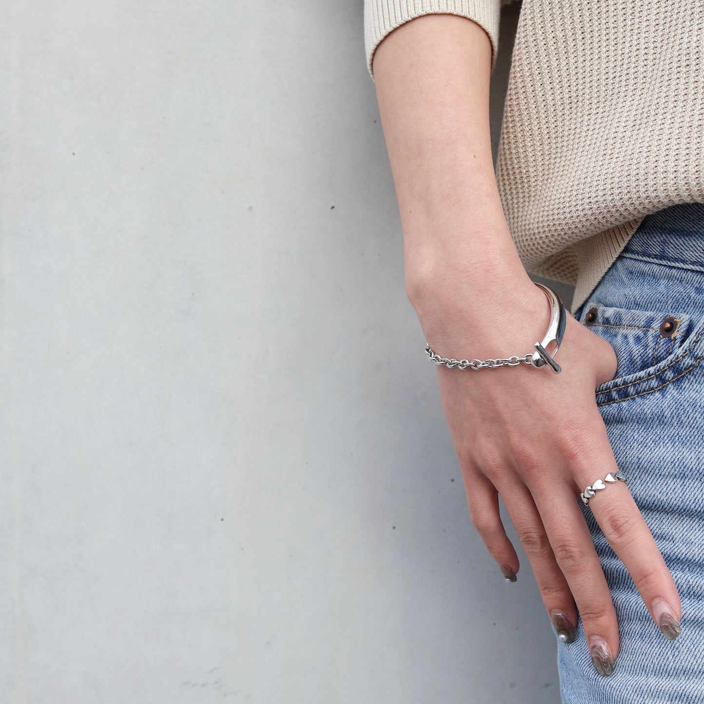 Mantel half bangle