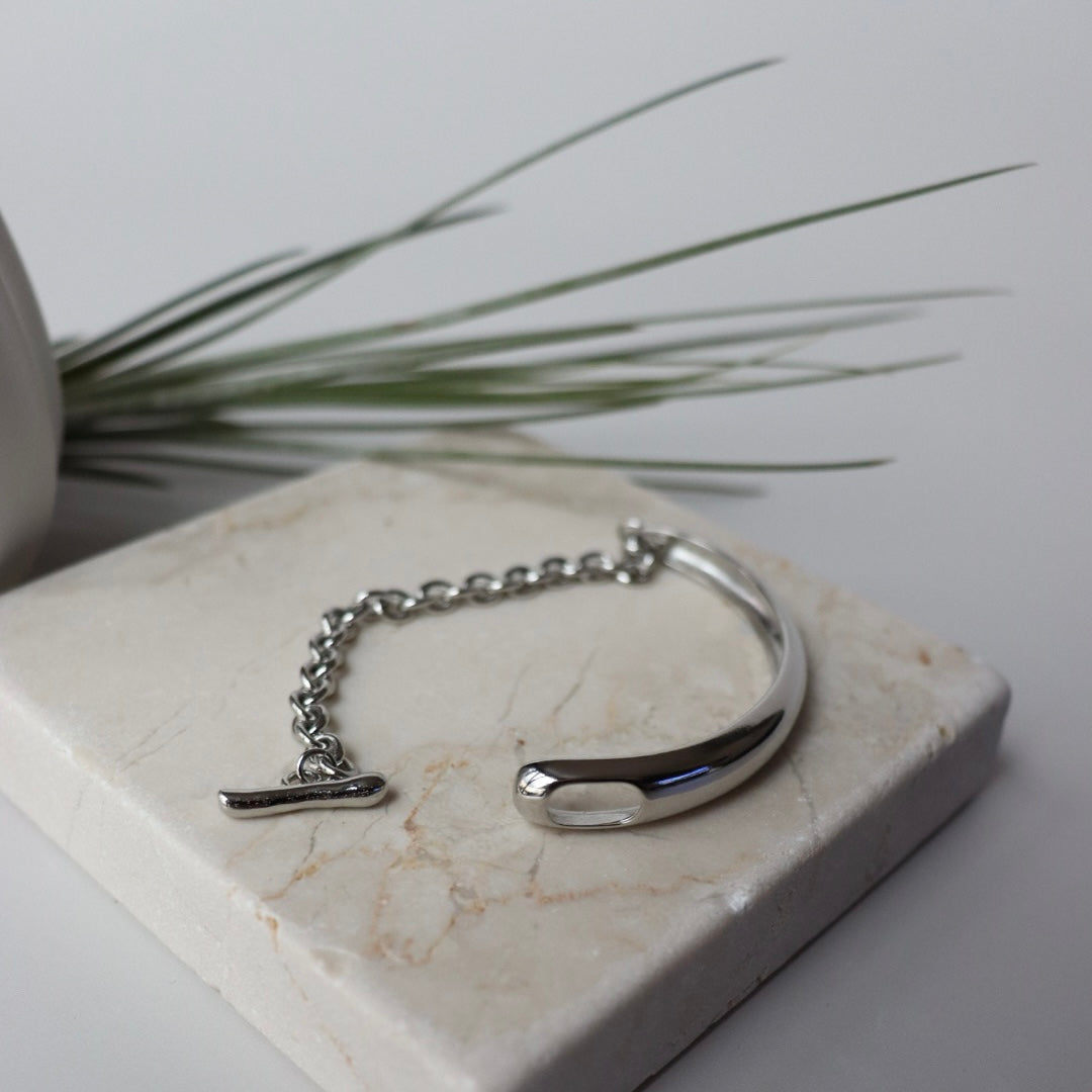 Mantel half bangle