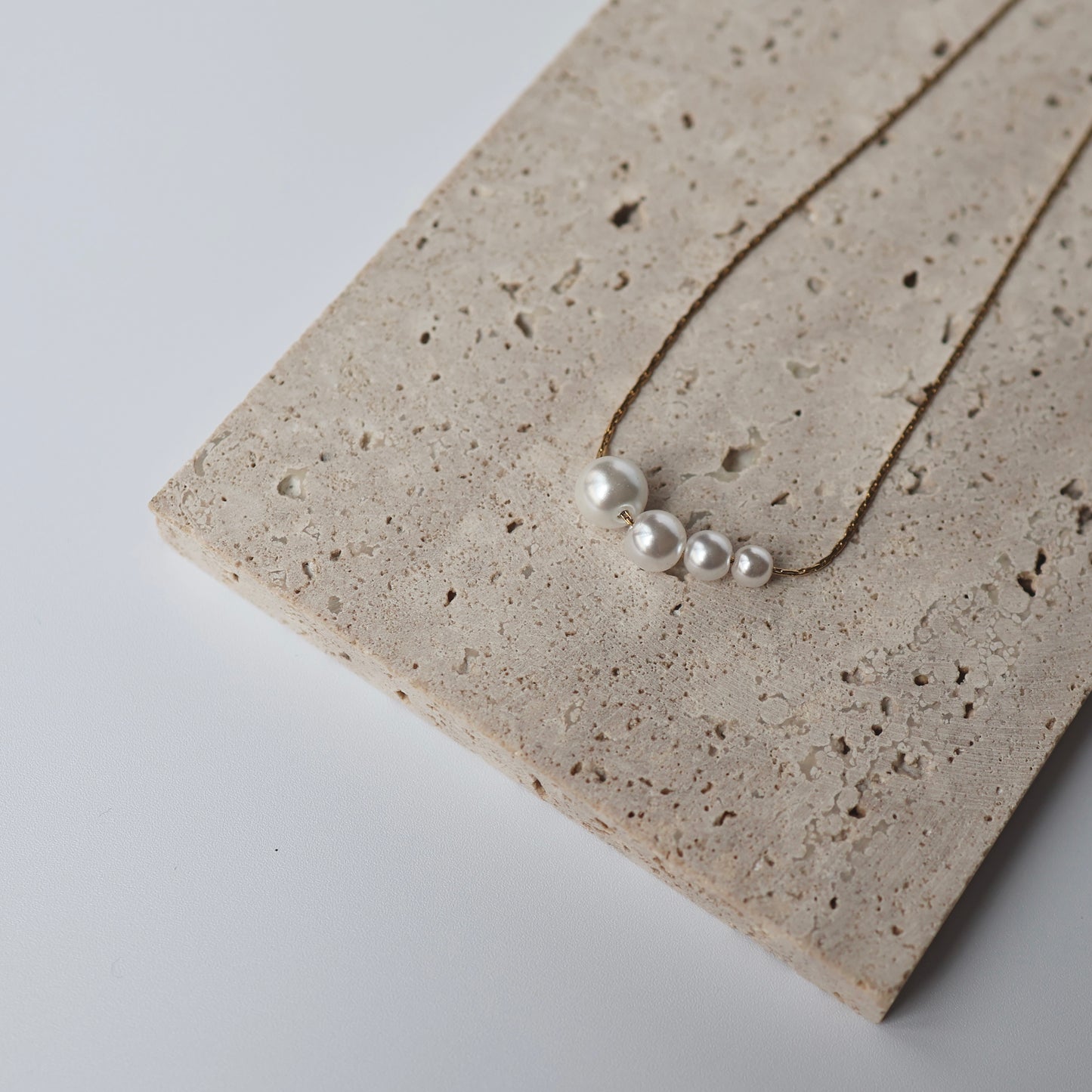 Pearl line necklace