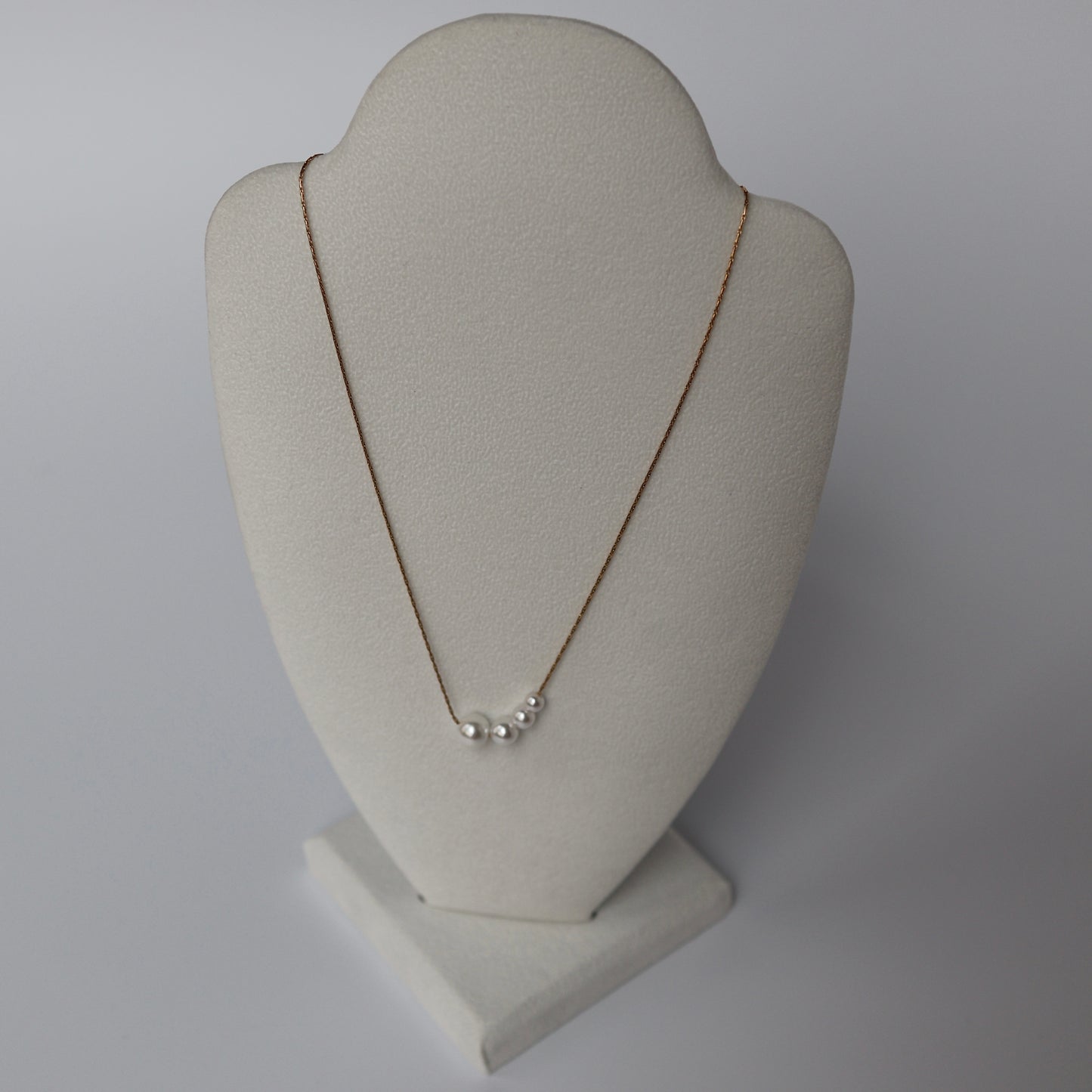 Pearl line necklace
