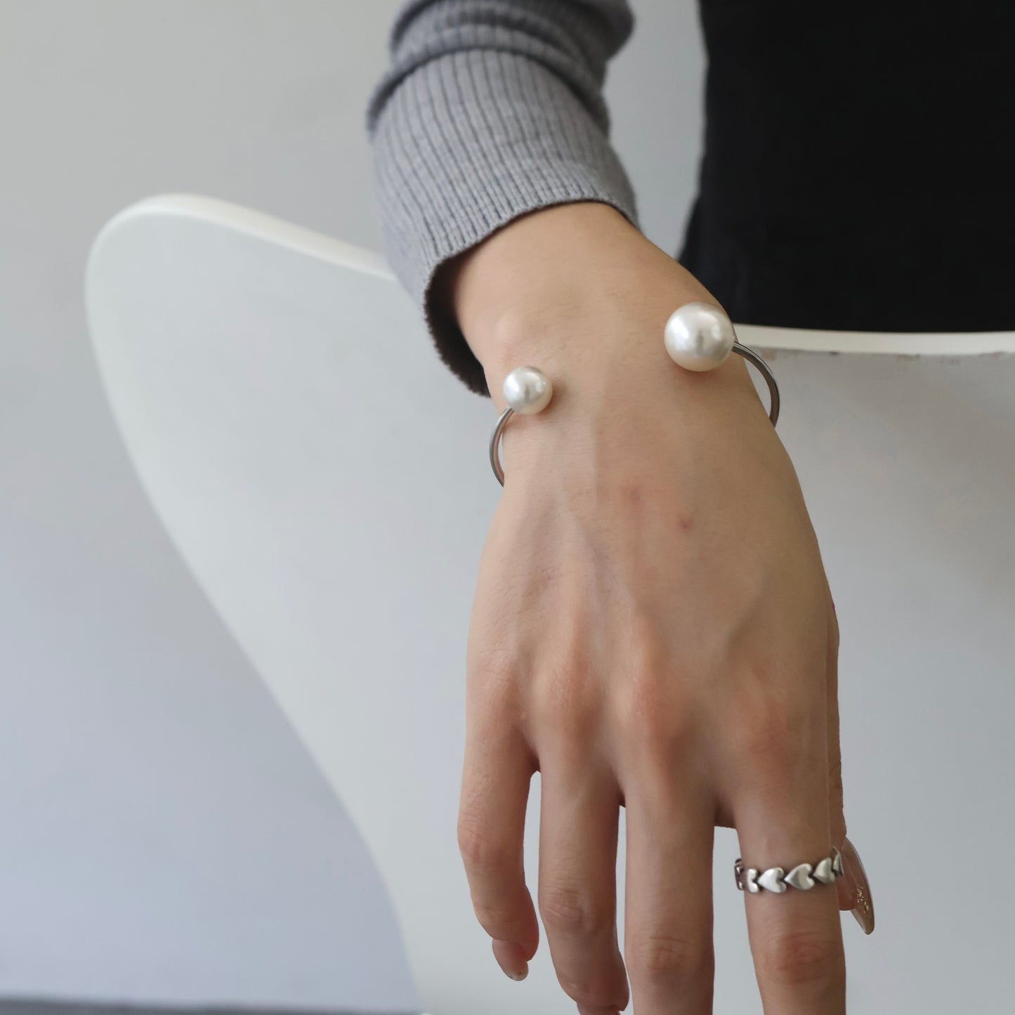 Perl hug bangle