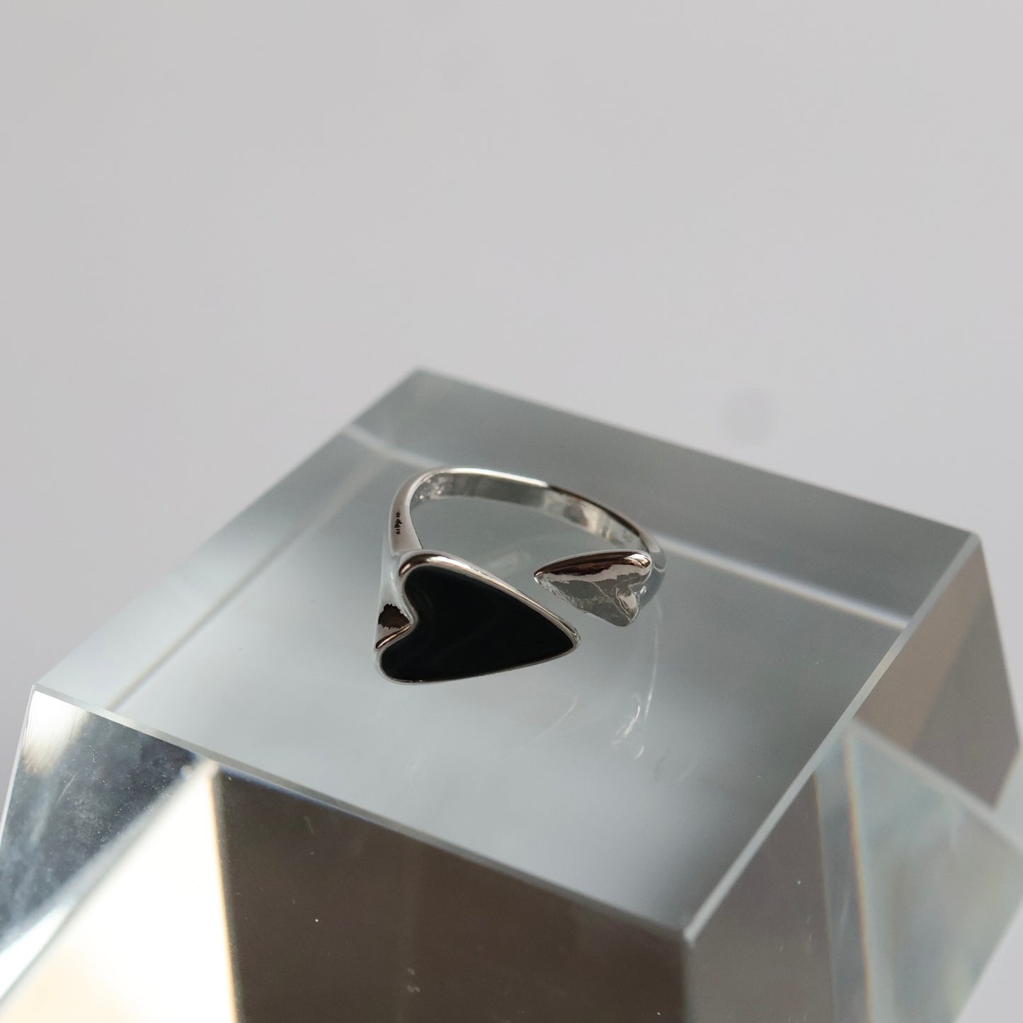 Black hug heart ring