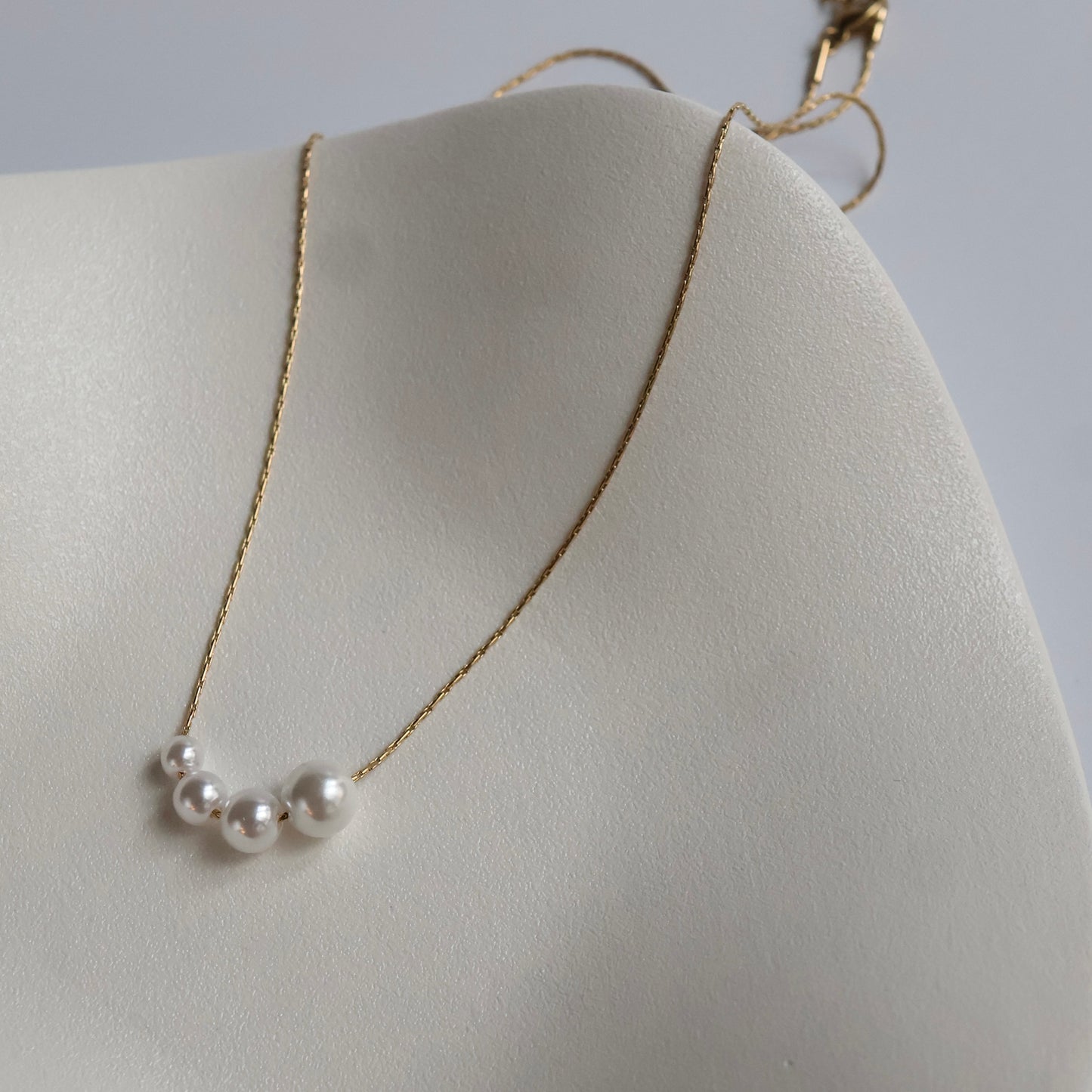 Pearl line necklace
