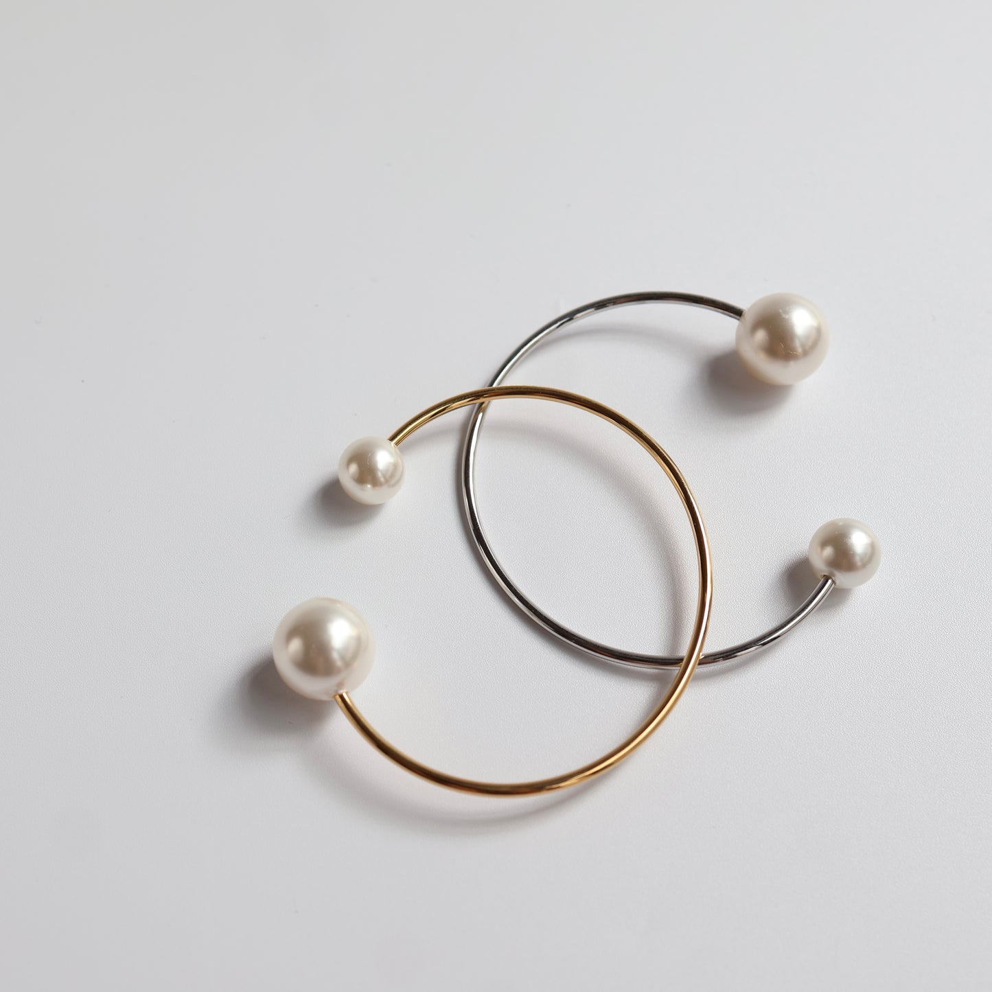 Perl hug bangle